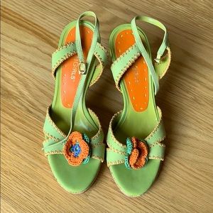 BCB GIRLS GREEN HEEL WITH A KNIT FLOWER ACCENT NEW